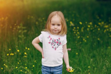 çocuğun yanında ağaç