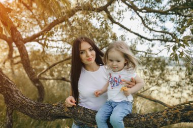 çocuğun anne ile ağacı yanında
