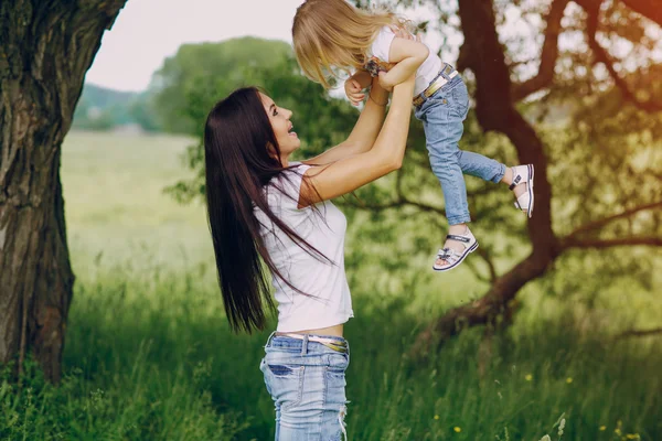 Çocuğun anne ile ağacı yanında — Stok fotoğraf
