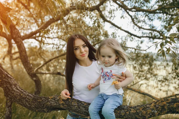 Παιδί κοντά στο δέντρο με τη μαμά — Φωτογραφία Αρχείου