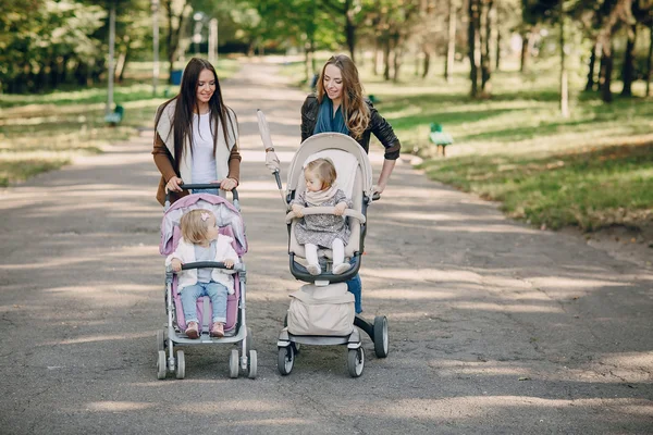 Familjevandring i parken — Stockfoto