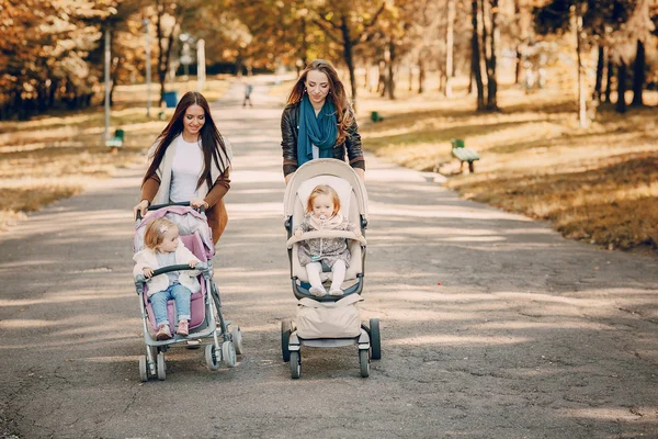 Οικογενειακή βόλτα στο πάρκο — Φωτογραφία Αρχείου
