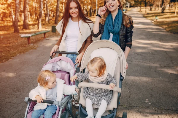 Familjevandring i parken — Stockfoto