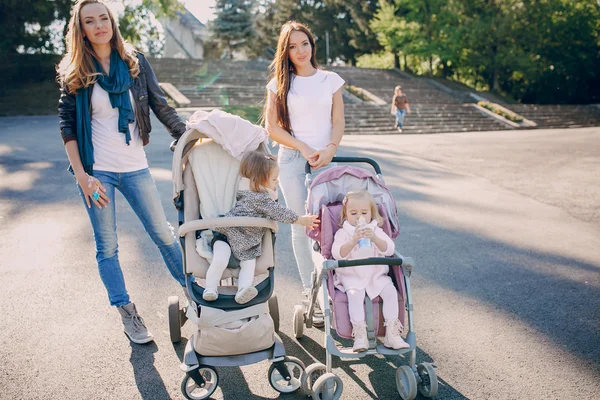 Familjevandring i parken — Stockfoto