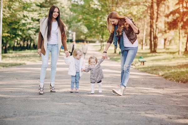 Genç bir aile parkta yürüyor. — Stok fotoğraf