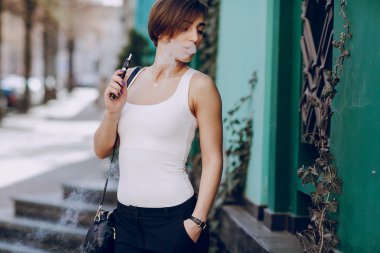 elektronik sigara ile kız