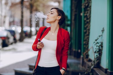 elektronik sigara ile kız