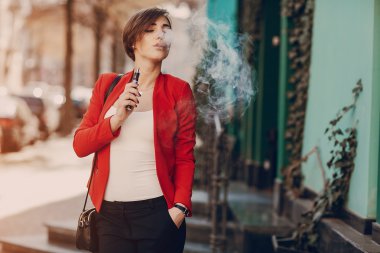 elektronik sigara ile kız