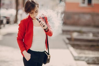 elektronik sigara ile kız