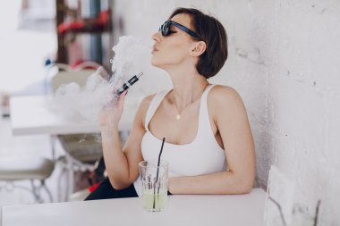 elektronik sigara ile kız