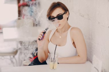 elektronik sigara ile kız