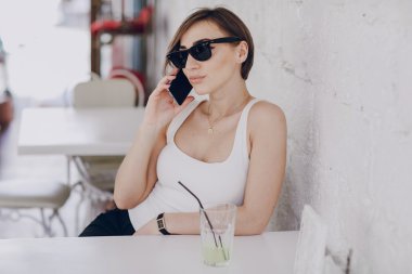 Kız telefonunu kullanır