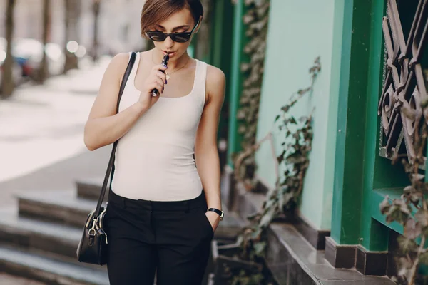 Menina com o cigarro eletrônico — Fotografia de Stock