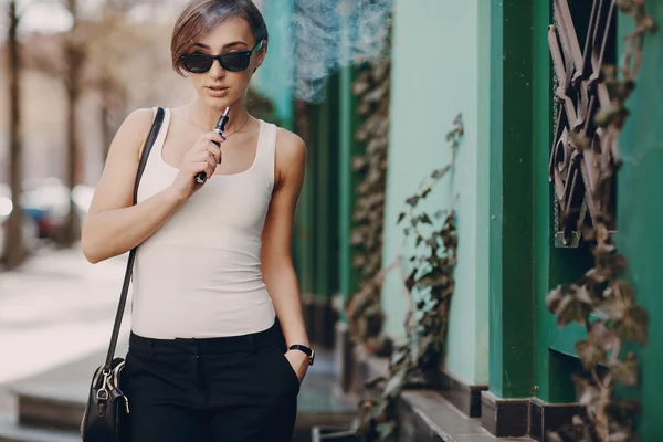 Fille avec la cigarette électronique — Photo