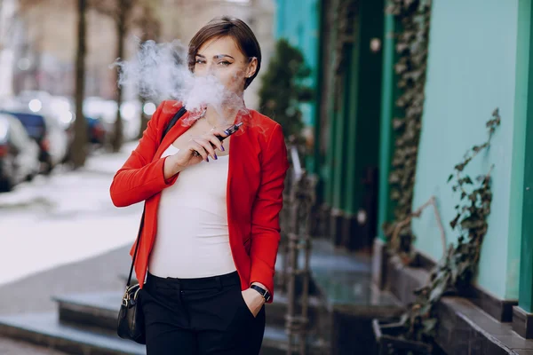 Girl with the electronic cigarette — Stock Photo, Image