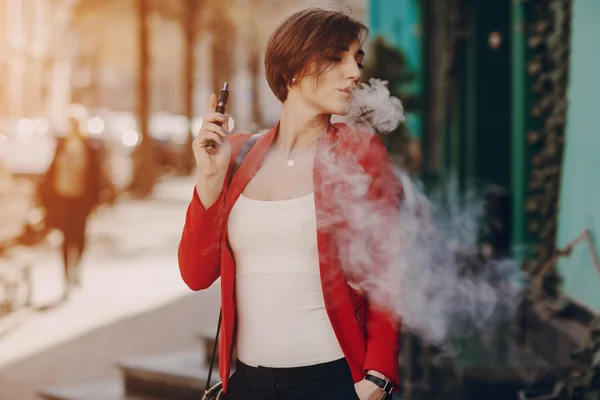 Dívka s elektronické cigarety — Stock fotografie