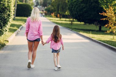 Genç aile anne ve kızı