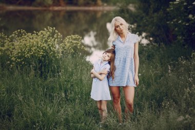 Anne ve kızı dışında