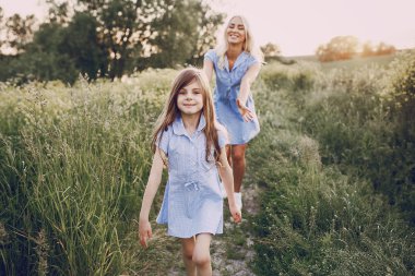 Anne ve kızı dışında