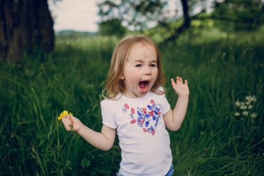 çocuğun yanında ağaç