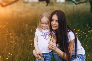 çocuğun anne ile ağacı yanında