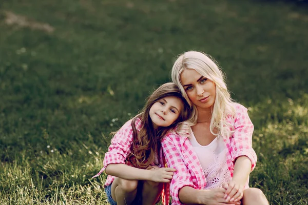 Fiatal család anya és lánya — Stock Fotó