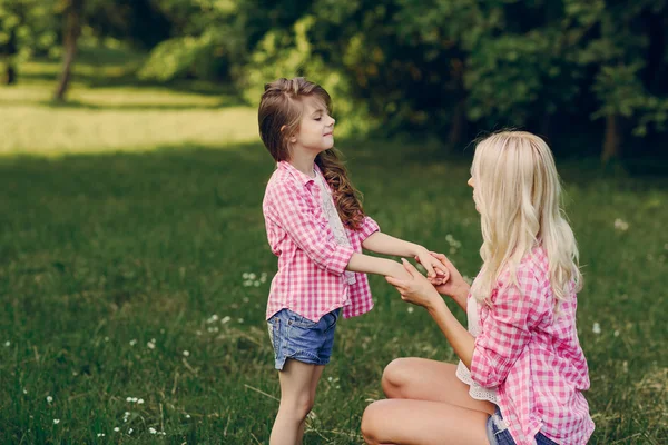 Jovem família mãe e filha — Fotografia de Stock