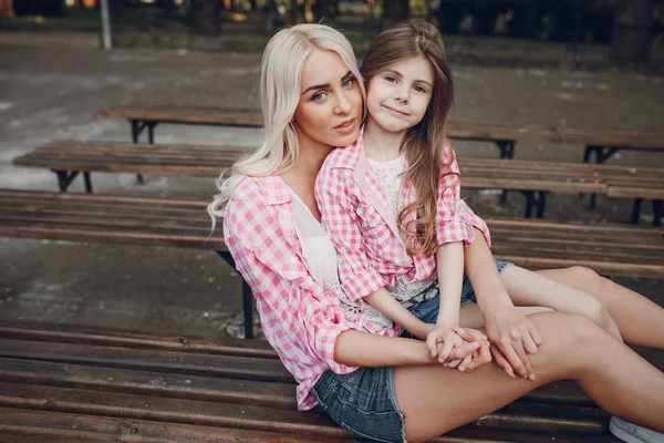 Junge Mutter und Tochter der Familie — Stockfoto
