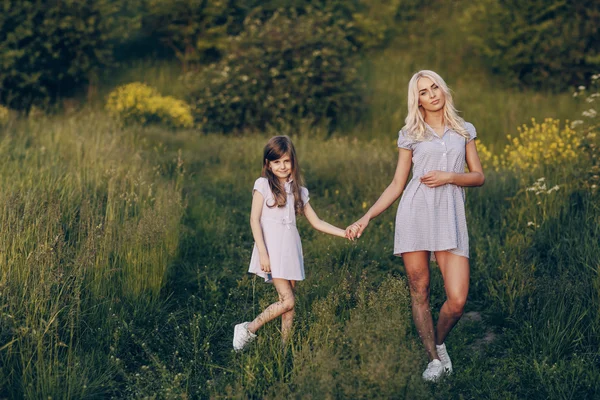 Mamá e hija afuera —  Fotos de Stock