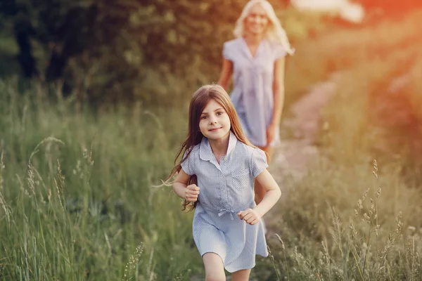 Anne ve kızı dışında