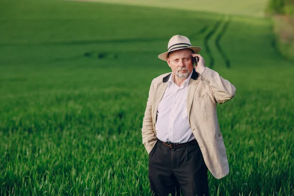 Starý muž v oboru — Stock fotografie