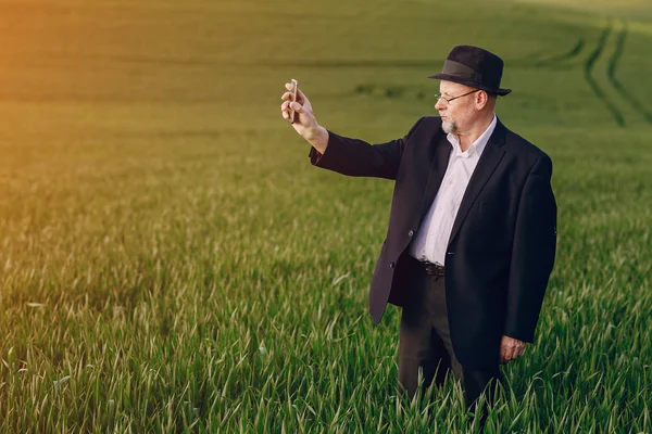 Viejo en el campo —  Fotos de Stock