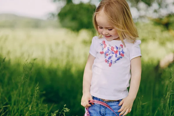 Niño cerca del árbol —  Fotos de Stock