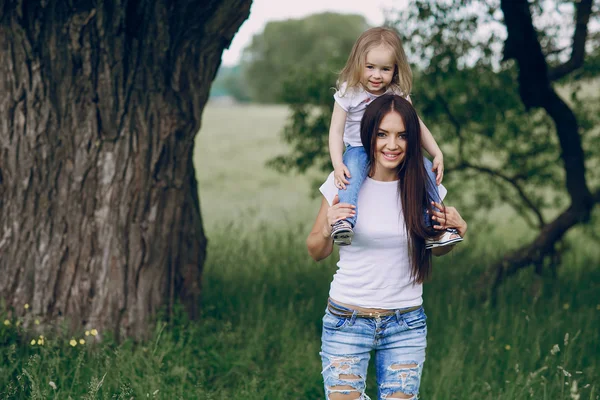 Enfant près de l'arbre avec maman — Photo