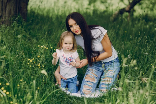 çocuğun anne ile ağacı yanında