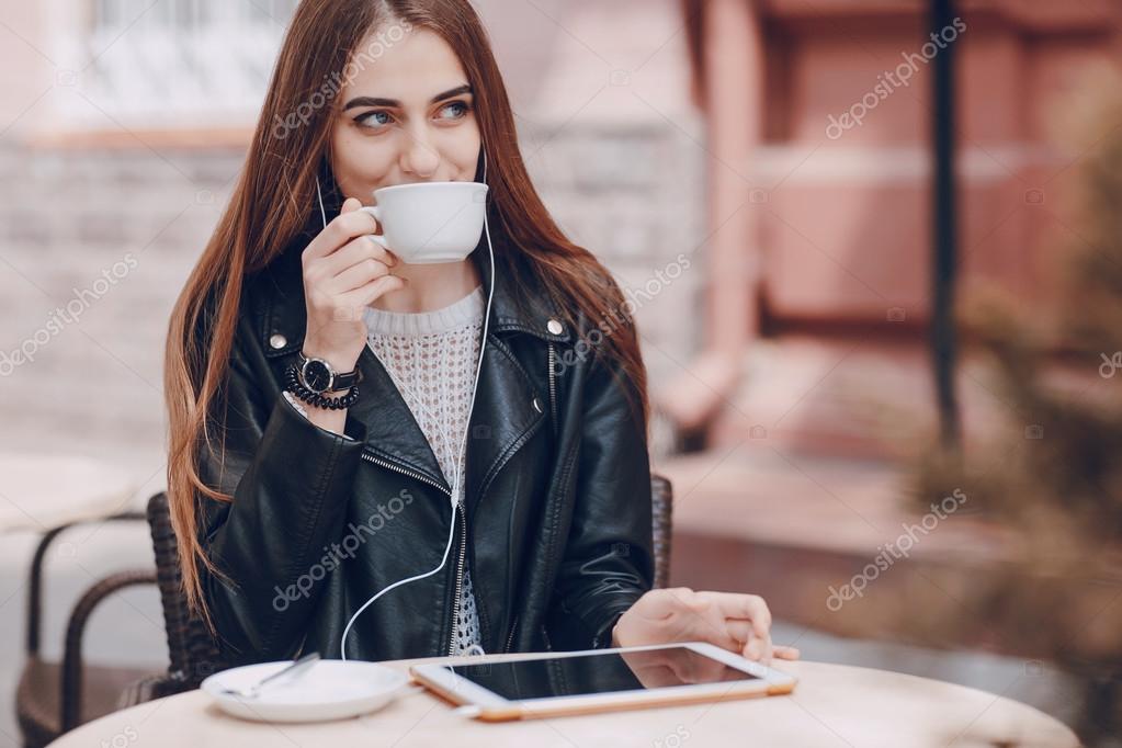 фотографии девушка в кафе онлайн фотографии девушка в кафе