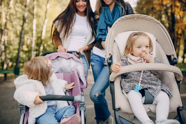 Caminhada em família no parque — Fotografia de Stock