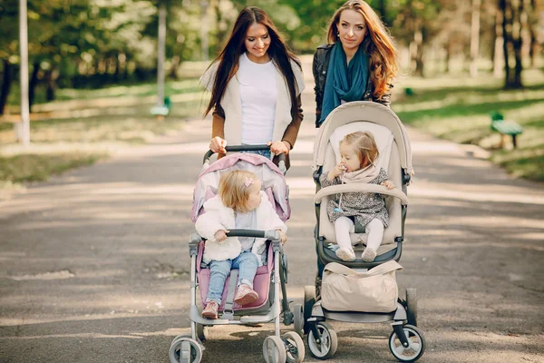 Caminhada em família no parque — Fotografia de Stock