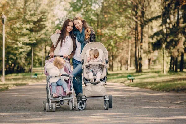 Familienspaziergang im Park — Stockfoto