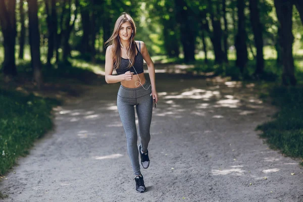 Hermosa chica deportiva — Foto de Stock