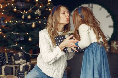 Anne ve güzel kızı şöminenin yanında.