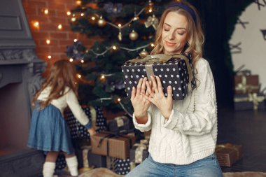 Anne ve güzel kızı şöminenin yanında.