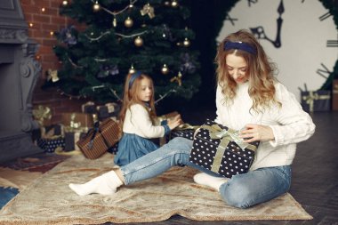Anne ve güzel kızı şöminenin yanında.
