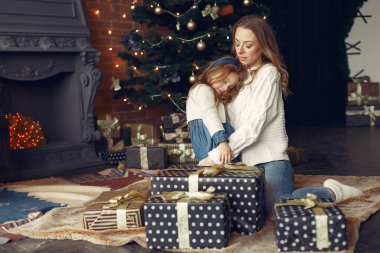 Anne ve güzel kızı şöminenin yanında.