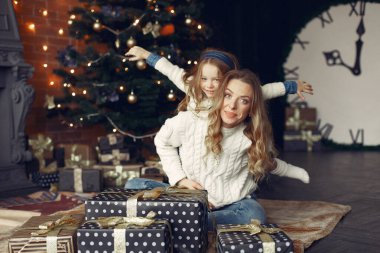 Anne ve güzel kızı şöminenin yanında.