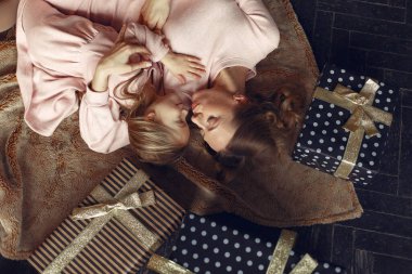 Anne ve güzel kızı şöminenin yanında.