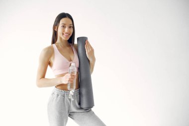 Güzel bir kız yoga stüdyosunda.