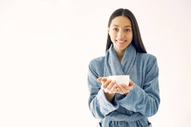 Mavi bornozla stüdyoda duran güzel kız.