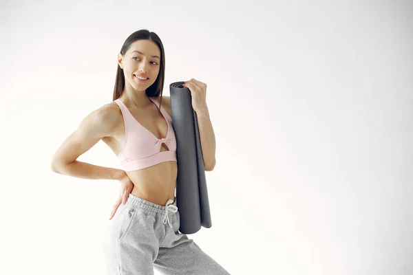 Una hermosa chica se dedica a un estudio de yoga — Foto de Stock