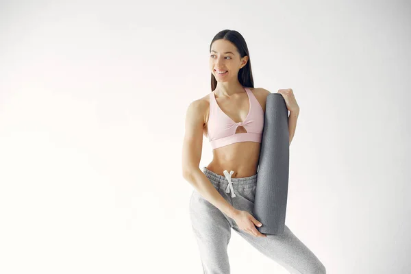 Une belle fille est engagée dans un studio de yoga — Photo